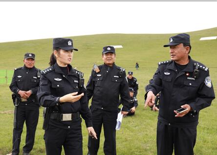 高原警花不爱红妆爱武装，她是牧民心中最可爱的“喜毛”